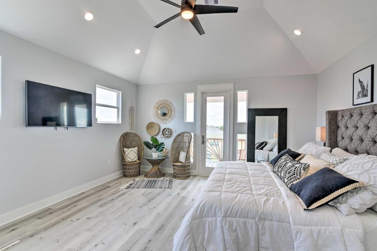 Chic Crystal Beach Escape With Deck - Walk To Beach! Bolivar Peninsula Exterior foto