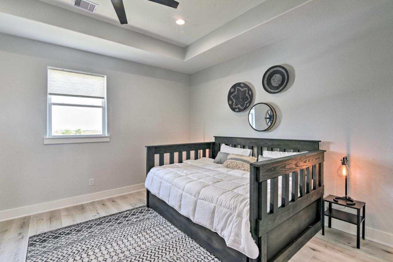 Chic Crystal Beach Escape With Deck - Walk To Beach! Bolivar Peninsula Exterior foto